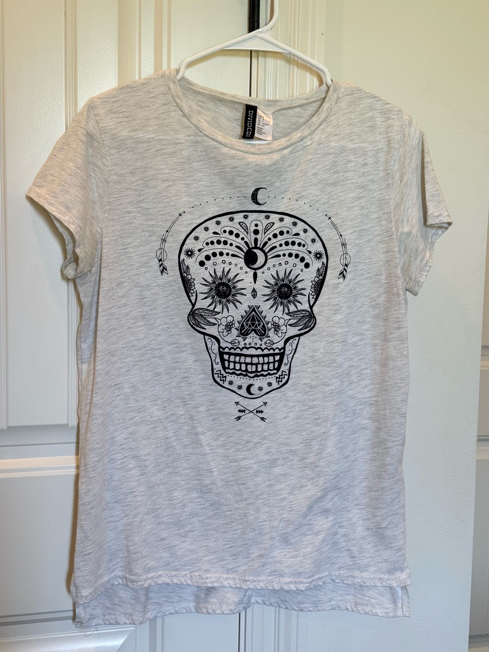 H&M Light Gray Short-Sleeve Skull Graphic Tee